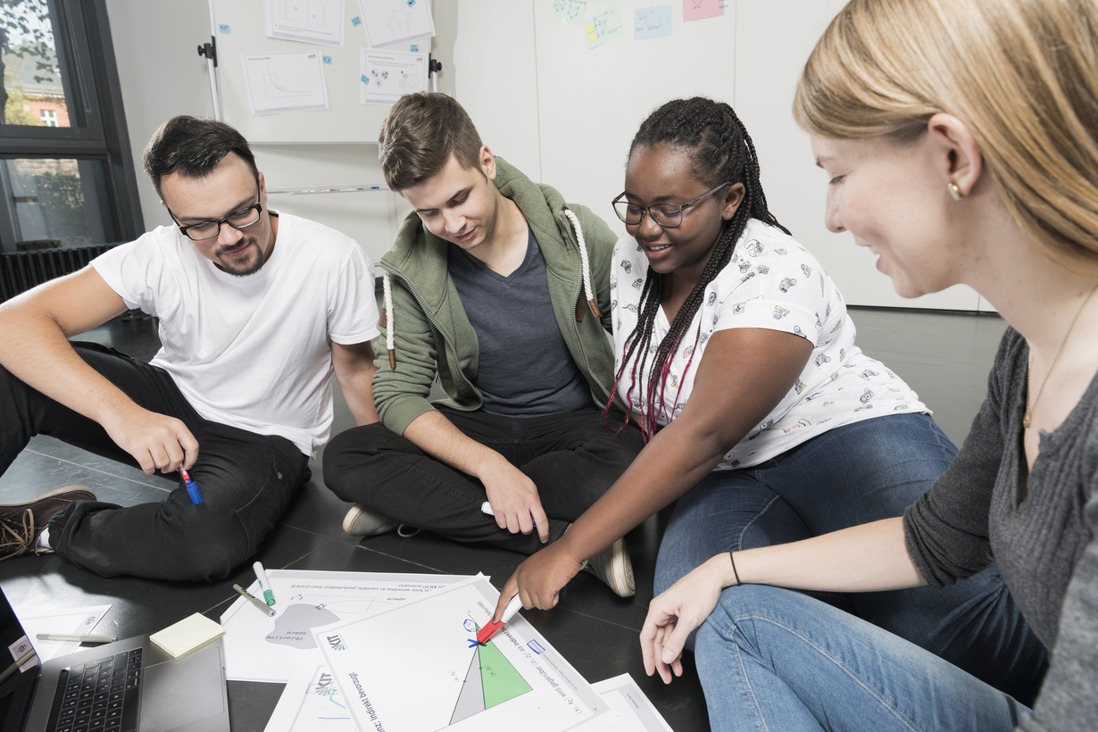 Studierende arbeiten zusammen